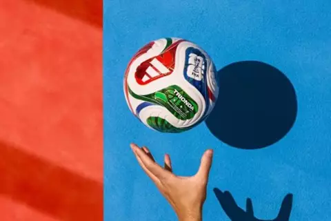 التصميم مستوحى من الدول المضيفة.. فيفا يكشف عن كرة كأس العالم 2026